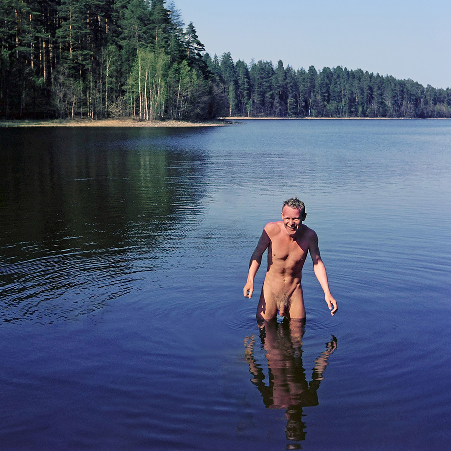 FKK, nackt und frei in der Natur - Nackter Mann beim Baden in einem finnischen See - Skandinavien